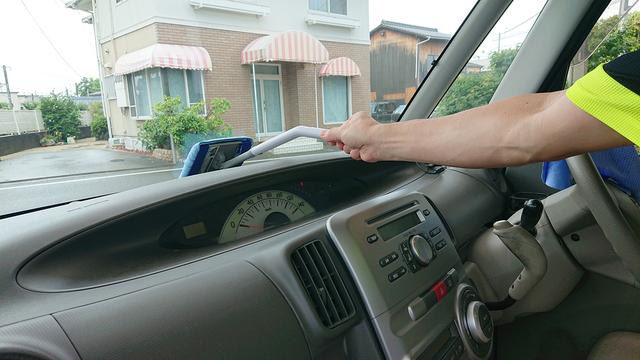 車のフロントガラス内側を、簡単に隅々までピカピカにできる