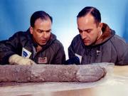アイスワームプロジェクトで氷底コアを調べるライル・B・ハンセンとチェスター・ラングウェイ。
