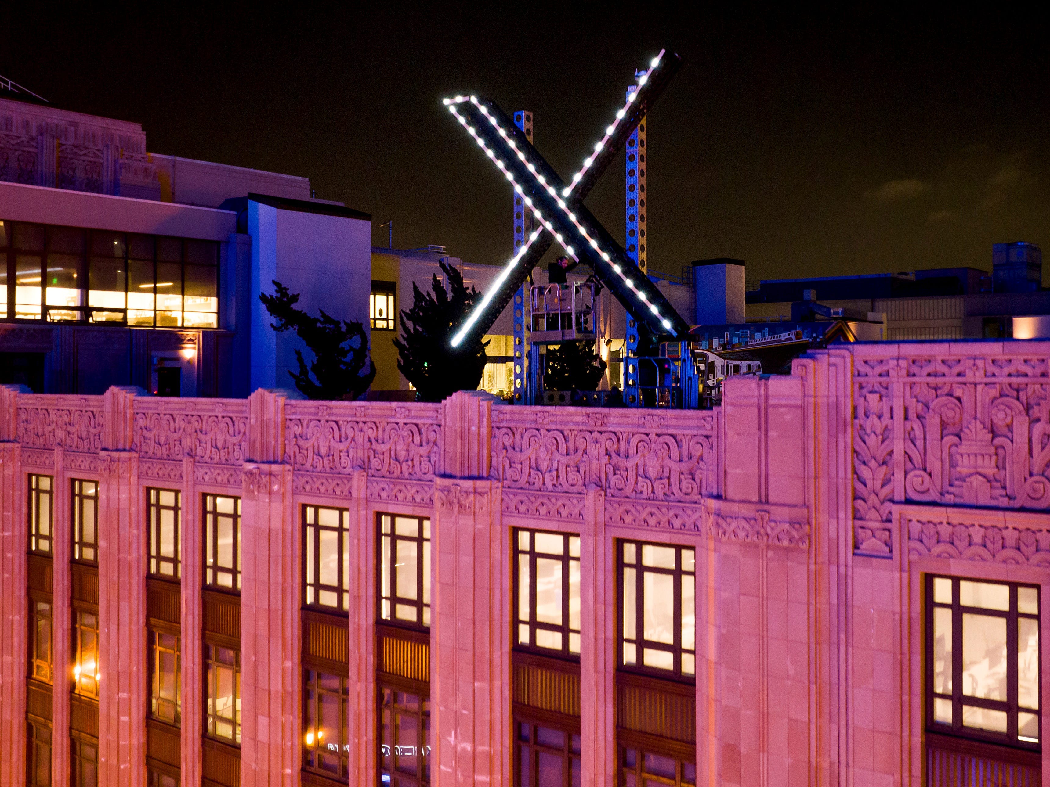 エックス社の新しい看板がまぶしすぎる…近くの住人が動画を投稿