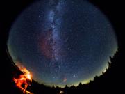 空を横切るペルセウス座流星群の流星。ウェストバージニア州スプルースノブで。