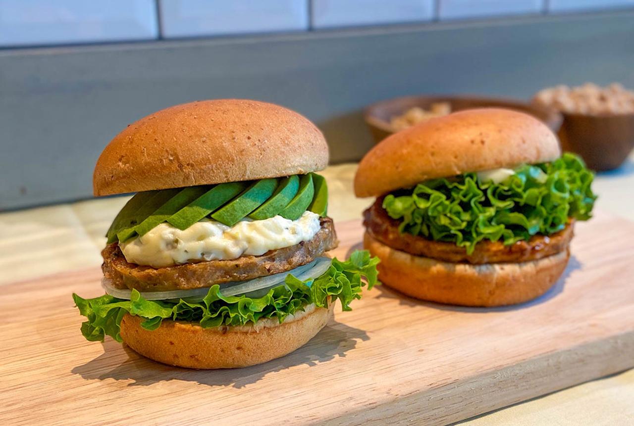 ダイズの大豆パティを使ったハンバーガー。