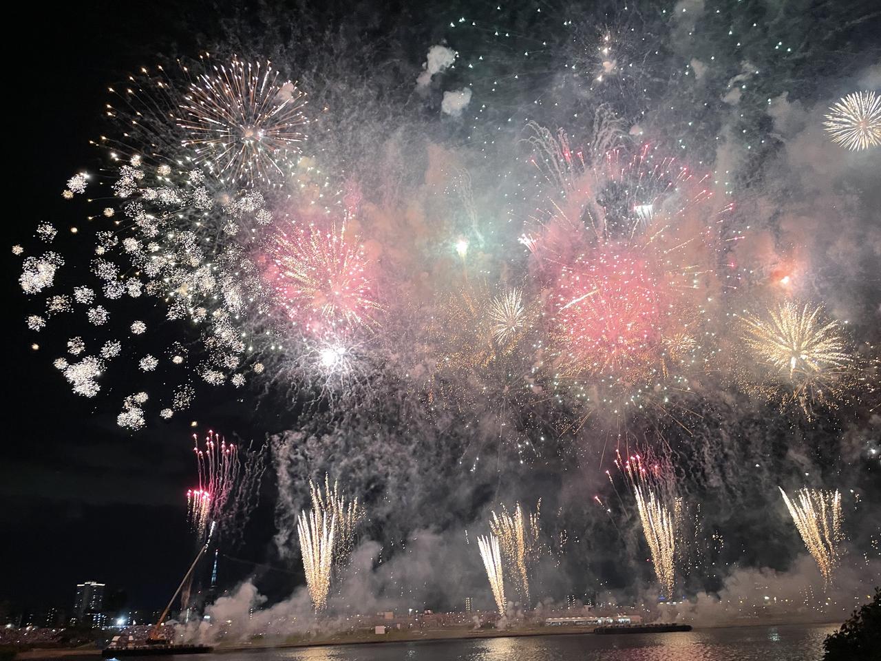 日本では7月から9月にかけて全国で花火大会が開かれる。