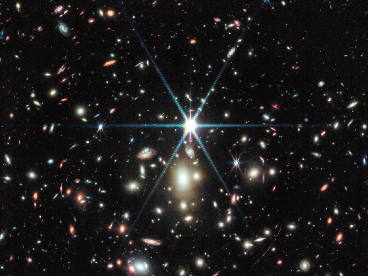 NASAのジェームズウェッブ宇宙望遠鏡によるこの写真には、サンライズ・アーク（日の出の弧）と、その銀河内にある、これまでに観測された最も遠い星が写っています。