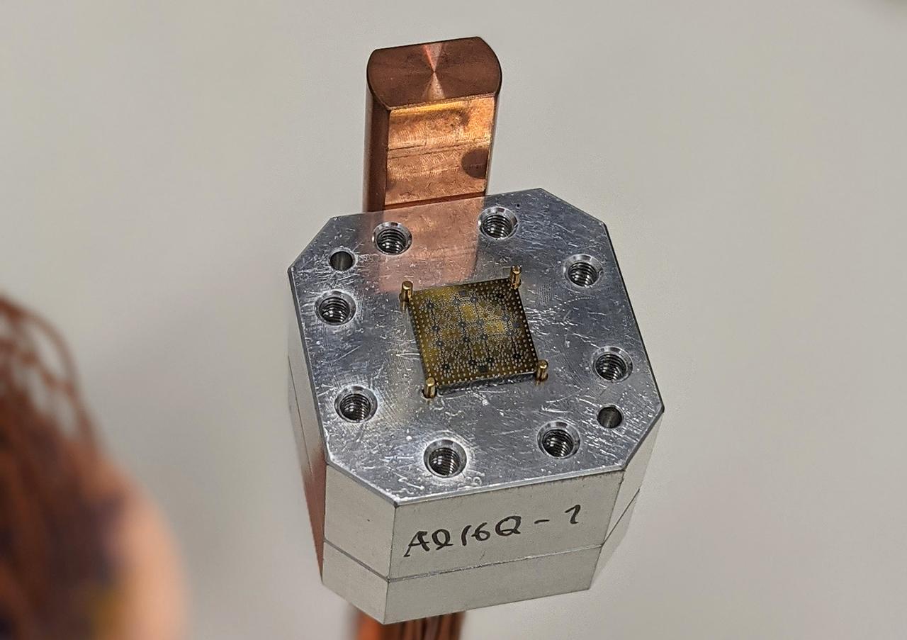 理化学研究所が開発した16量子ビットの素子