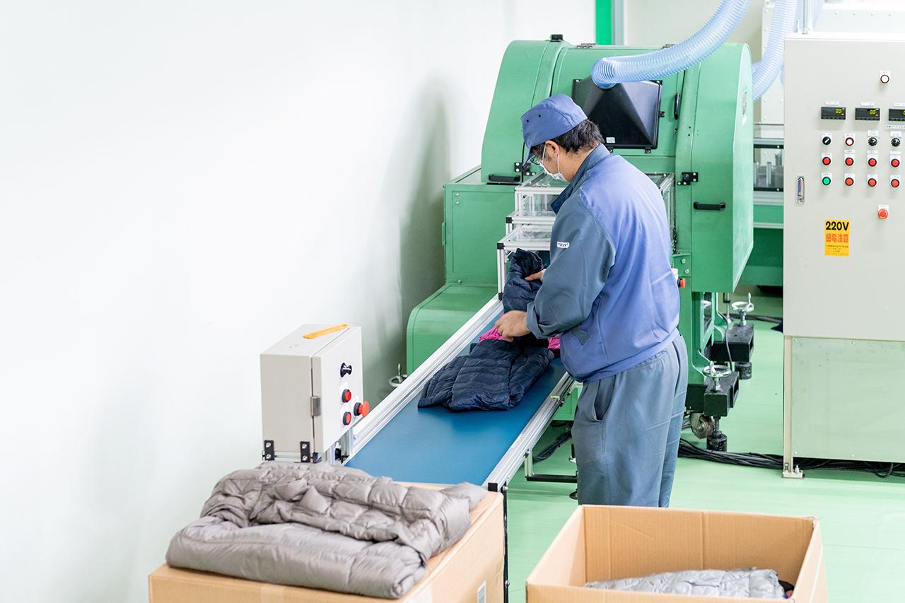 東レの開発した機械にはダウンジャケットを丸ごと投入