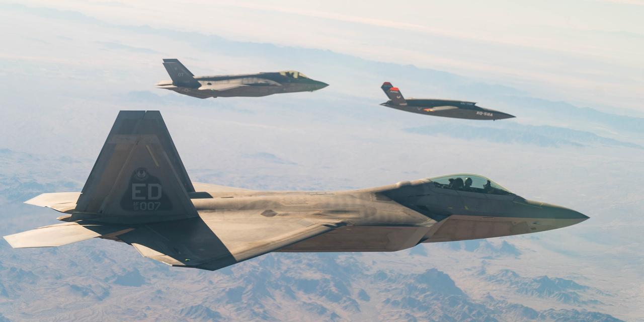2020年12月9日、アリゾナ州ユマ試験場上空で、一連のテスト中、米空軍のF-22ラプターとF-35AライトニングIIが、低コスト無人機XQ-58Aヴァルキリーと編隊を組んで飛行する。