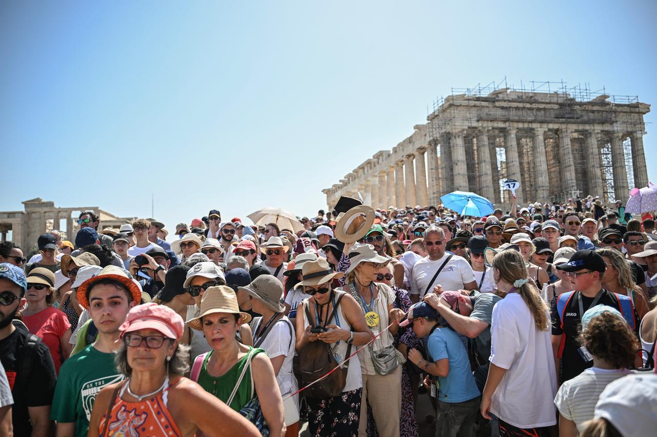 2023年7月、アクロポリスのパルテノン神殿を訪れる大勢の観光客。