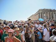 2023年7月、アクロポリスのパルテノン神殿を訪れる大勢の観光客。