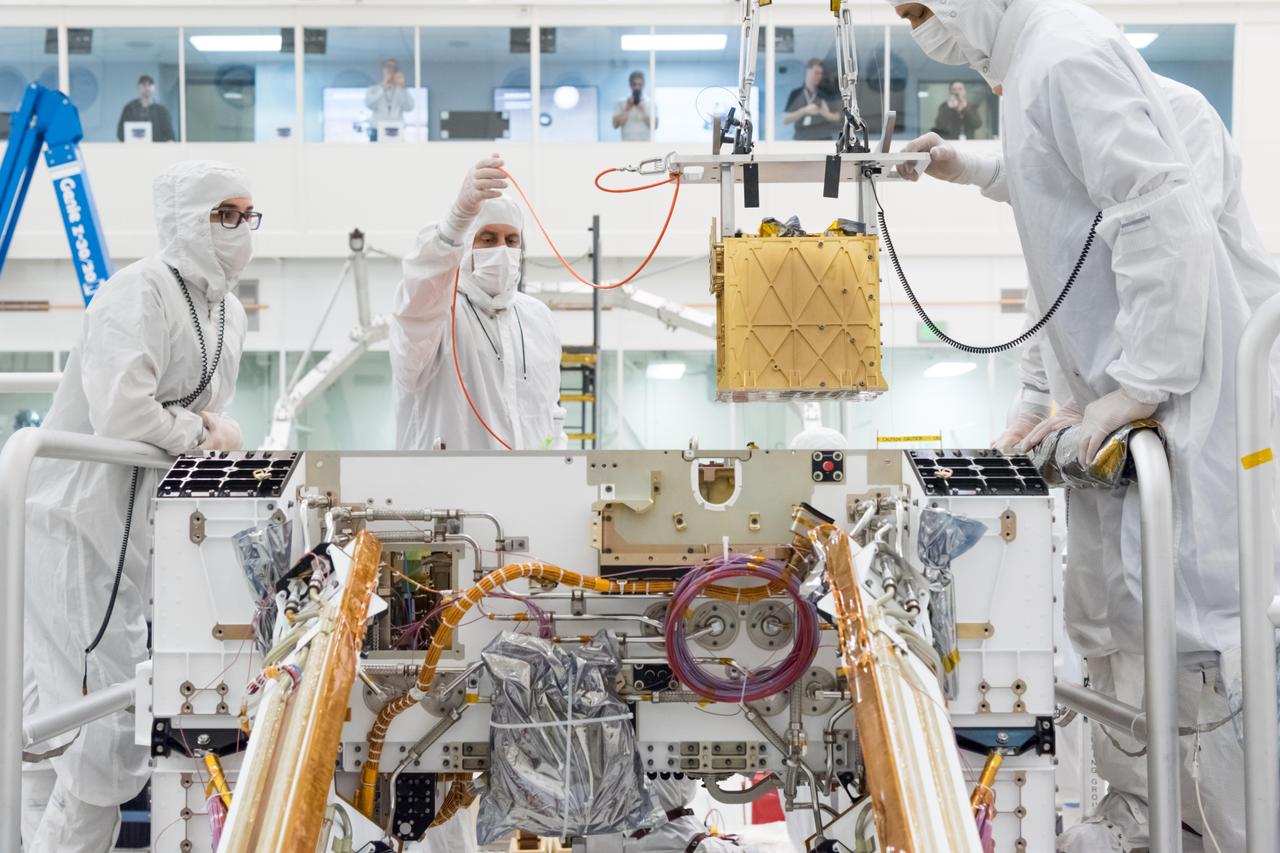 NASAの火星探査機｢マーズ2020（Mars 2020）｣に火星酸素現地資源利用実験/装置（MOXIE）を取り付けるマーズ2020プロジェクトのメンバーたち。