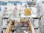 NASAの火星探査機｢マーズ2020（Mars 2020）｣に火星酸素現地資源利用実験/装置（MOXIE）を取り付けるマーズ2020プロジェクトのメンバーたち。