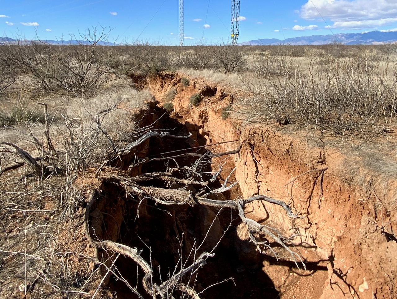 アリゾナ州サルファー・スプリングス・バレー北部にできた地割れ。