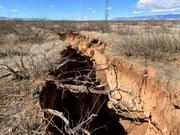 アリゾナ州サルファー・スプリングス・バレー北部にできた地割れ。