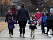 ユタ州プロボで朝、子どもたちを学校に送り出す親たち。2023年9月末に経済対策であるアメリカンレスキュープランの資金が底をつくと、育児の危機はさらに悪化する。
