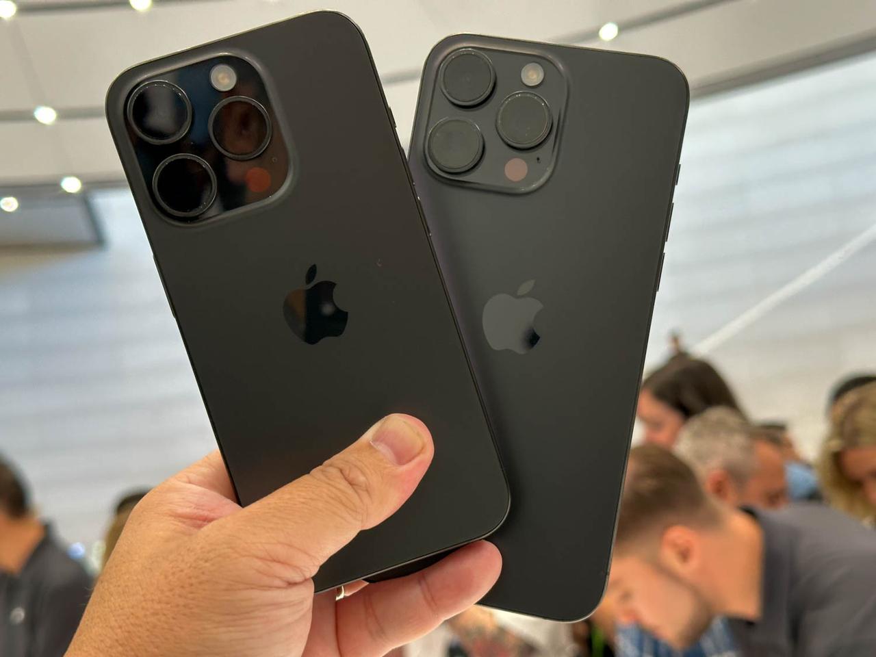 iPhone 15 Pro（左）と同 Pro Max