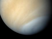 金星では神秘的な光のショーが見られるが、その原因についての科学者の意見は一致していない。
