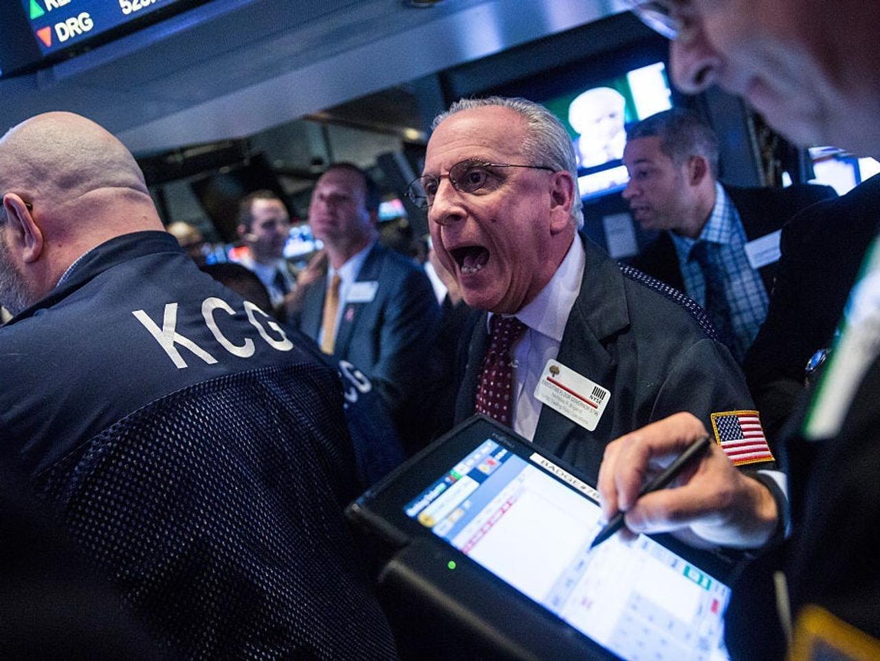 アメリカ経済には警告サインが出始めているとJPモルガンは見ている（写真は、ニューヨーク証券取引所のトレーダーたち）。