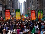 ニューヨークの気候変動週間に、気候活動家たちはエネルギー政策と化石燃料の使用に抗議してマディソン・アベニューを行進した。