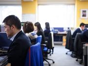 日本のオフィスで働く人々。
