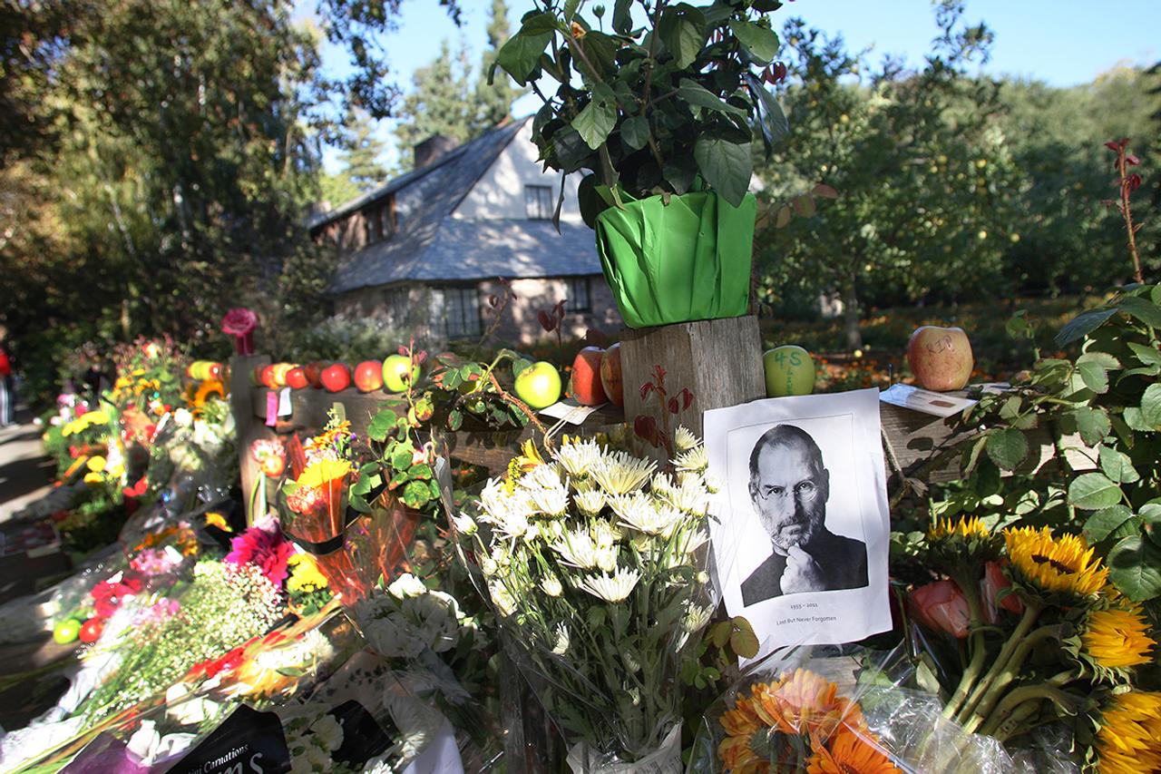 Steve Jobs Palo Alto home died flower Apple