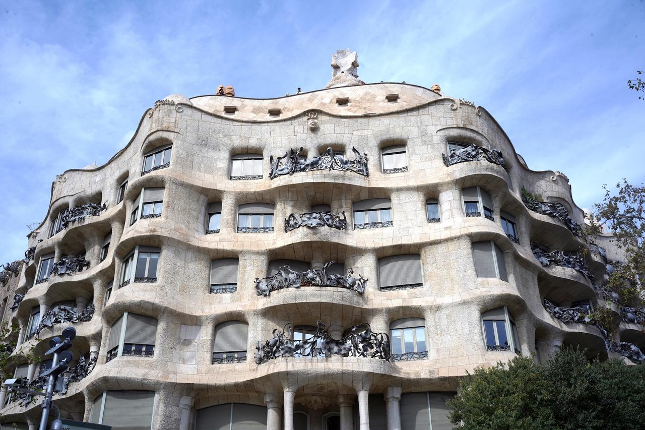 カサ・ミラ。ガウディの代表作のひとつで、バルセロナのシンボルともいえる建物