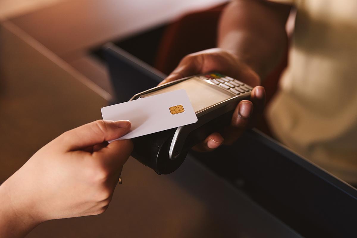 デビットカード詐欺を避けるには、どうすれば良いのか？