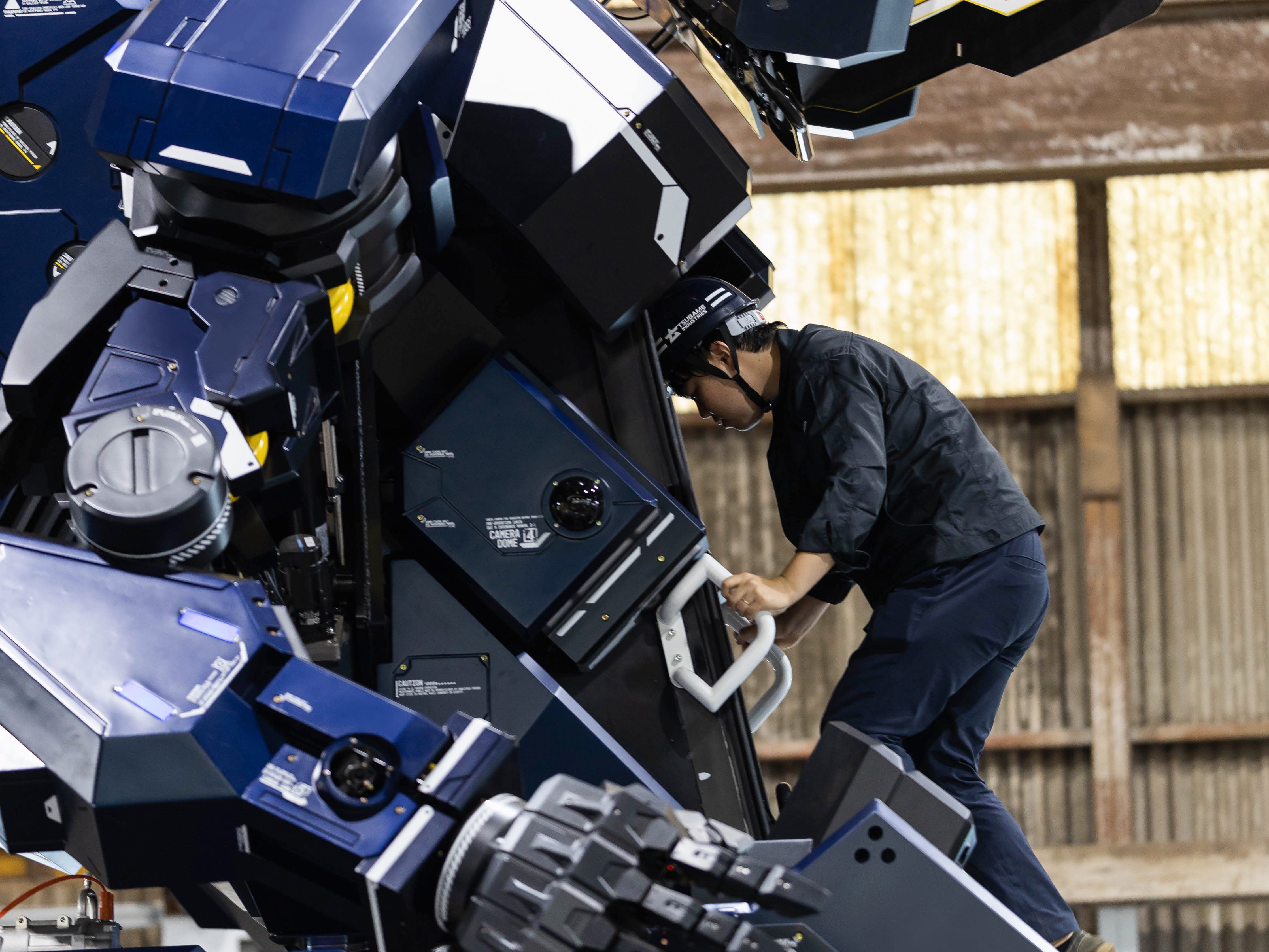 ガンダム？トランスフォーマー？…日本製の搭乗操作型ロボット、5台限定