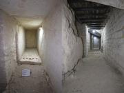サフラーのピラミッドの通路（右）と、その奥から発見された部屋（左）のひとつ。