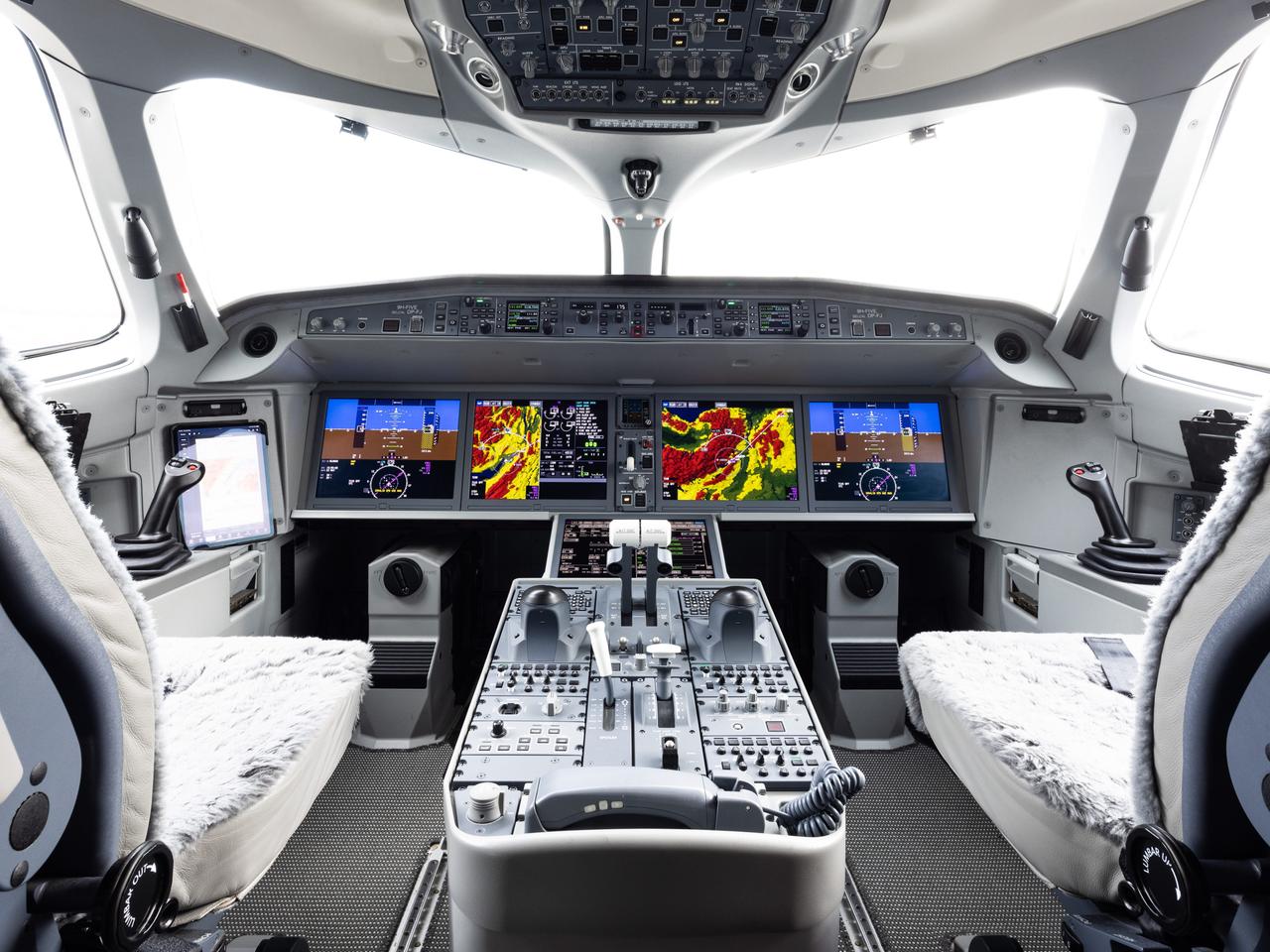 ACJ TwoTwentyのコックピット。
