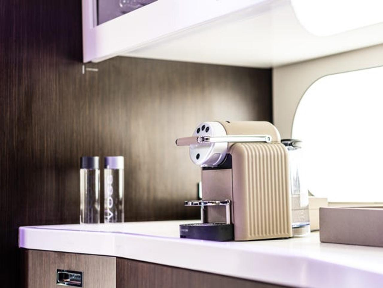 ACJ220のギャレー。