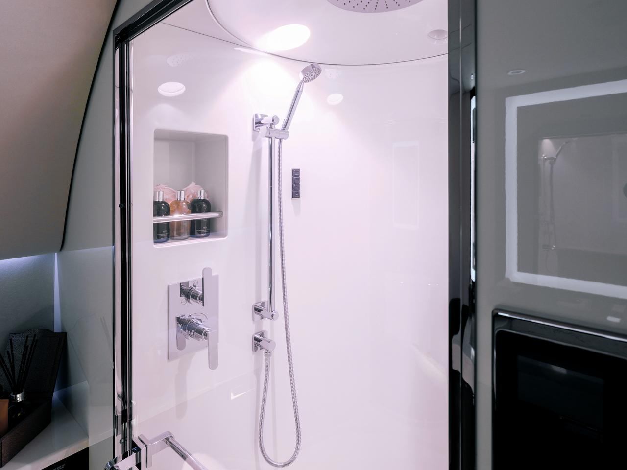 ACJ TwoTwentyのシャワー付きバスルーム。