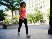 昼休みに早足で散歩すれば、デスクワークのリスクを相殺できるかもしれない。