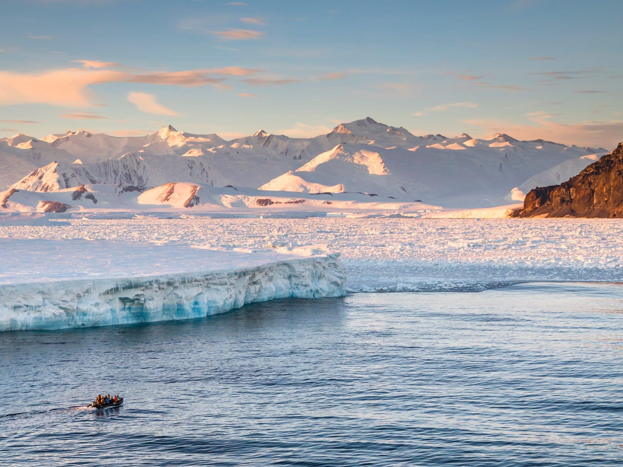 南極の厚い氷の下に隠された地形を「発見」