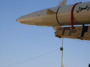 2022年1月7日、イラン、テヘランのエマーム・ホメイニー・モサラで展示された、イラクのアンバール県にある米海兵隊のアル・アサード航空基地（Al Asad Airbase）に発射された弾道ミサイル。