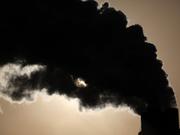 大気中に放出された二酸化炭素が地球温暖化の原因となっている。