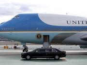 サンフランシスコ国際空港にジョー・バイデン大統領の乗るリムジンが到着する。