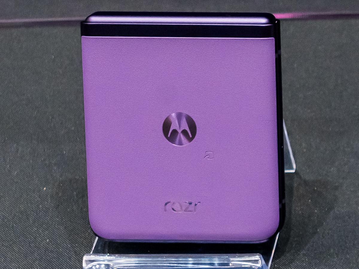 モトローラの新型折りたたみスマホ「razr 40/40s」の本気度。10万円