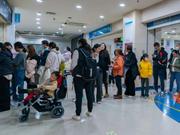 2023年11月23日、呼吸器疾患に苦しむ子どもの親たちが中国・重慶の小児病院で列を作っている。