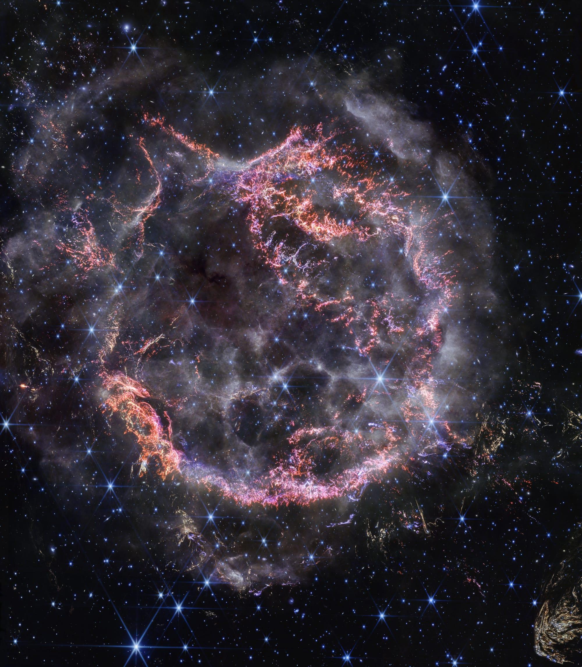 ジェームズ・ウェッブ望遠鏡の近赤外線カメラ、超新星爆発の残骸を詳細に撮影