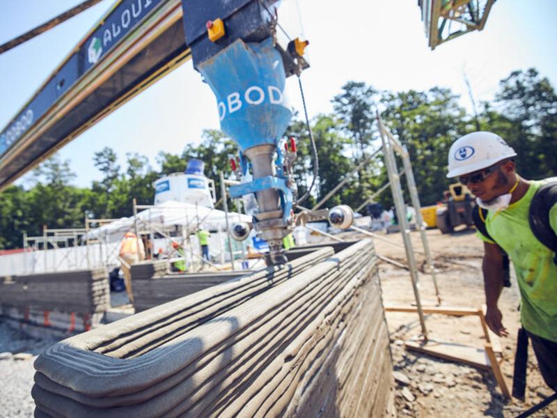 多くの建設用3D用プリンターでは、セメント質のプレミックス材料を押し出す形で整形を行っている。
