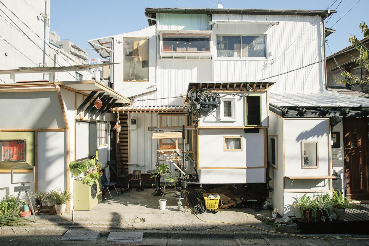 三軒茶屋の住宅街にある通称「ろじ屋」。“衣食音住美”をコンセプトとし、複数の店舗が同居する複合型店舗兼住宅だ。