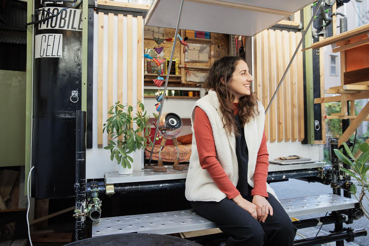 部屋の中央に外に開く扉がついている。天気の良い日は外との一体感を楽しむことも多い。