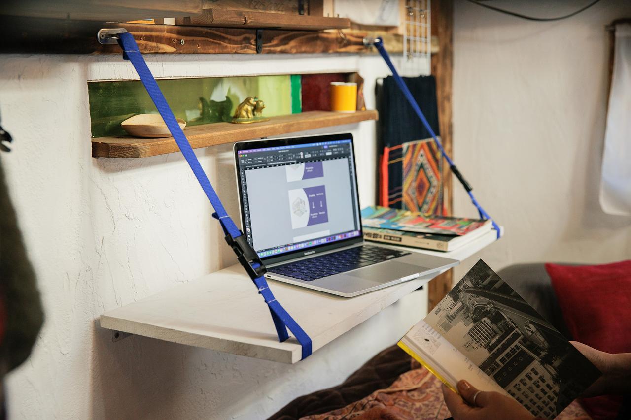 部屋の中には壁面に折り畳める台があり、ちょっとした作業や物置に使用。仕事やミーティングをここで行うことも。