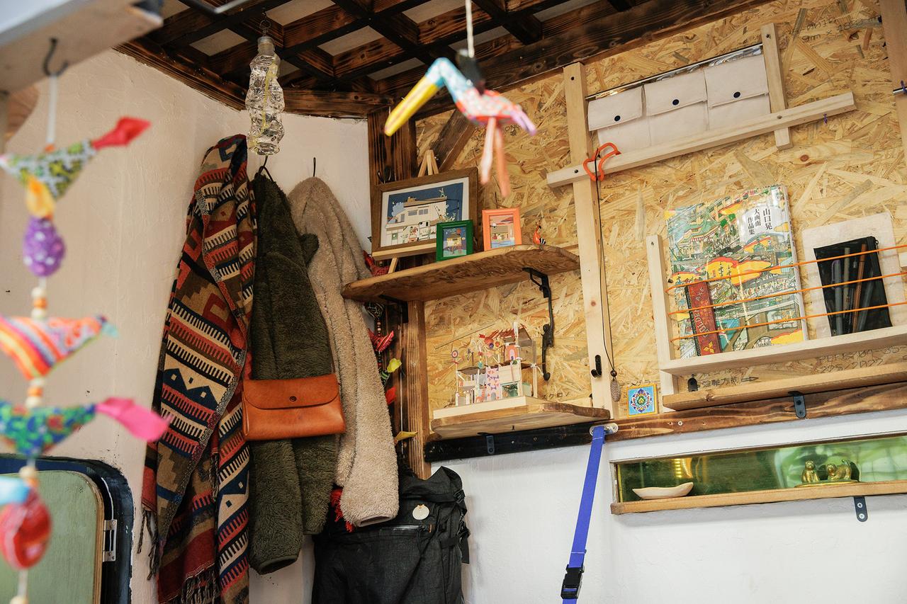 室内の壁には、尊敬する日本画家・山口晃さんの作品集も。