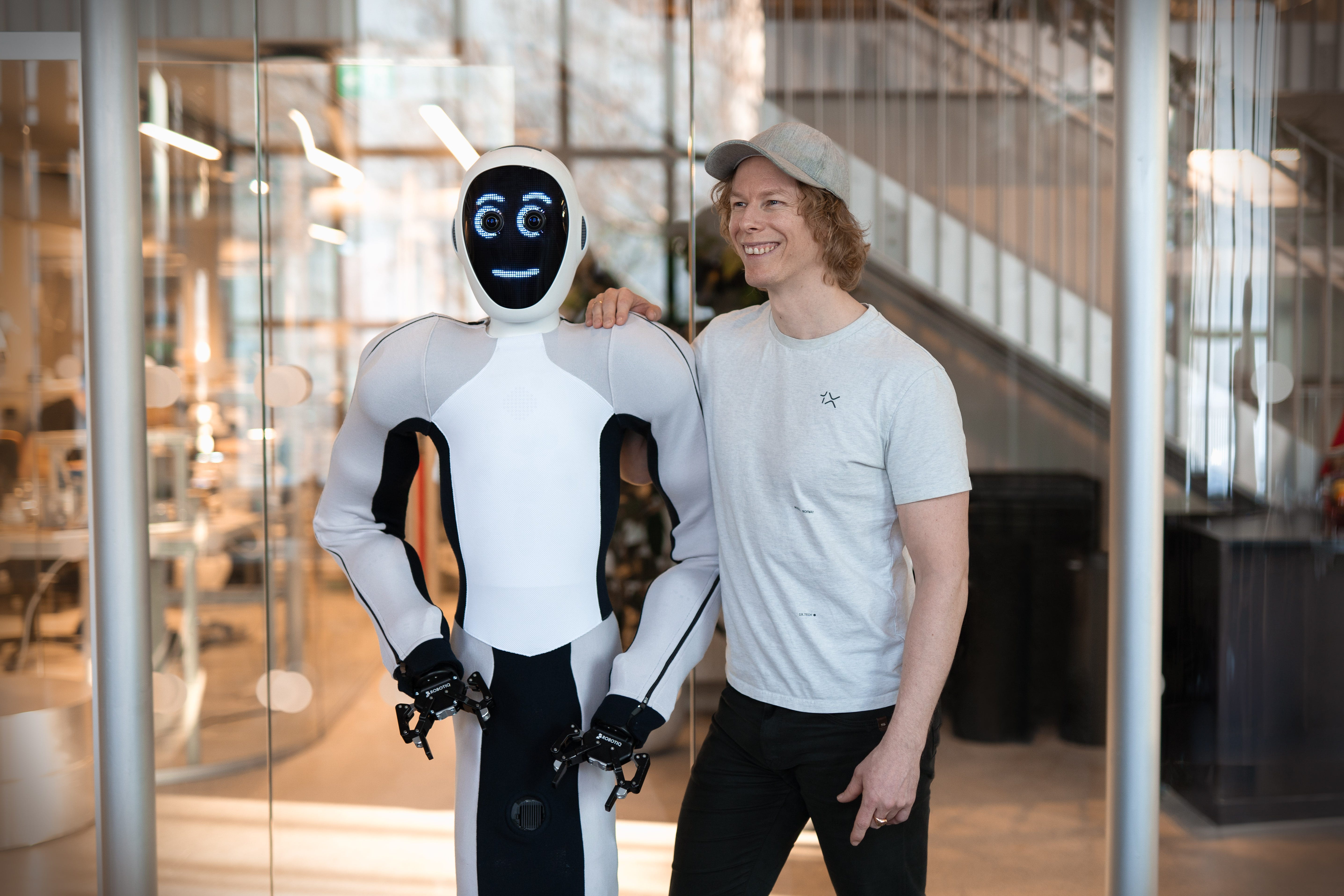 OpenAIが支援する人型ロボット開発スタートアップ「1X」。145億円の調達に成功したピッチデック12枚を公開