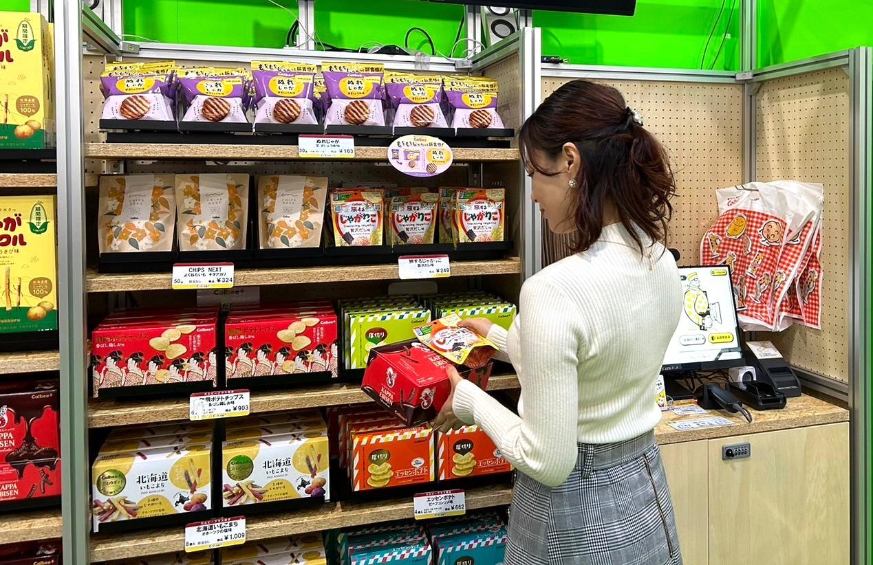 品川駅に「触れる自販機」登場。無人決済×省スペース需要が多数、無人