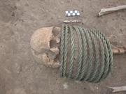 1000年前のウクライナの墓地から発見された女性の遺骨。首にかけられた輪は｢社会的な目印｣だったと考えられている。