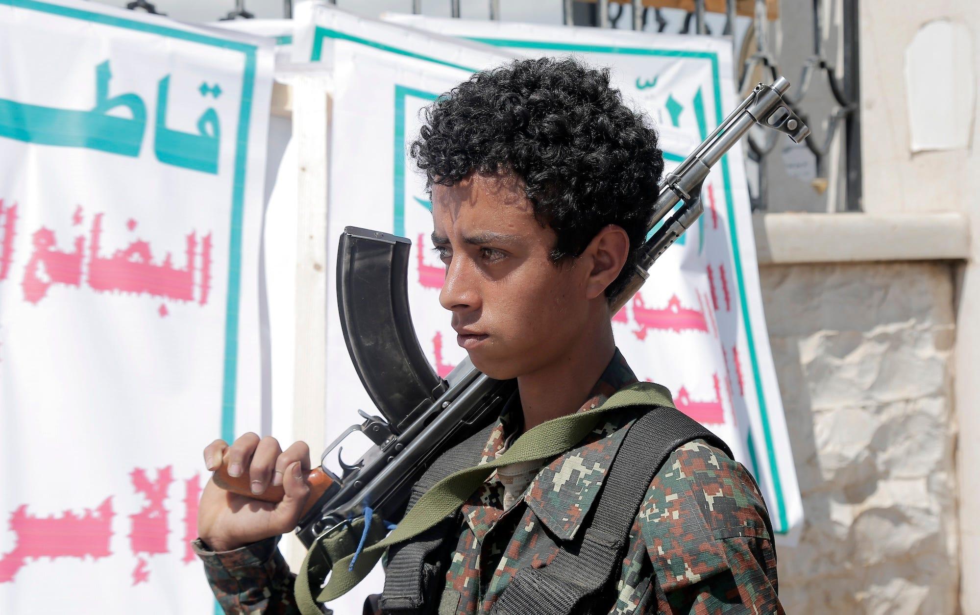 フーシ派はイスラエル-ハマス戦争勃発後、「パレスチナへの連帯」を利用して少年兵を集めている