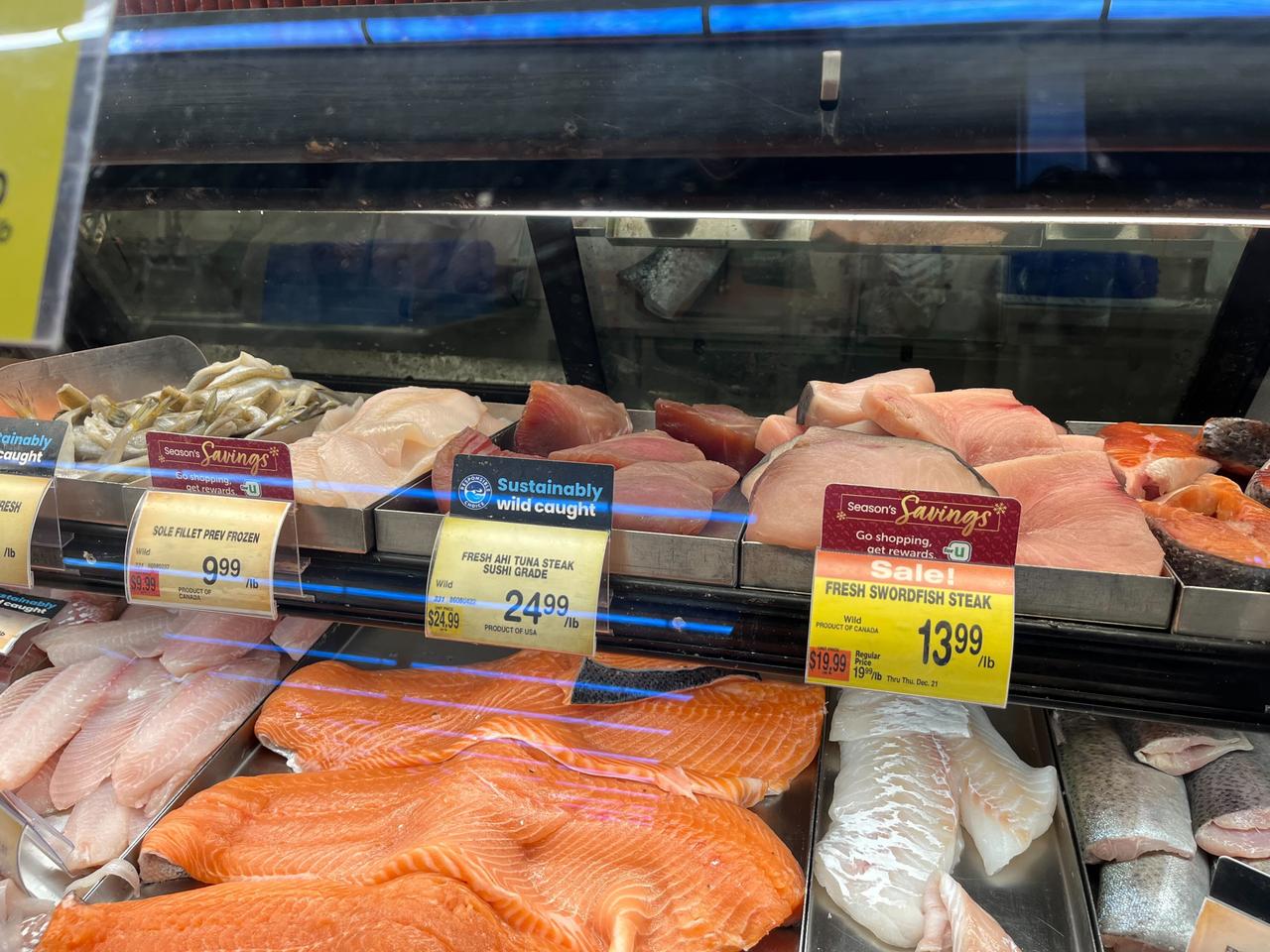 在美国波士顿一家超市购买的新鲜鱼。 有一条消息说“可持续野生捕获”。在美国，人们对可持续捕捞的关注日益增加。