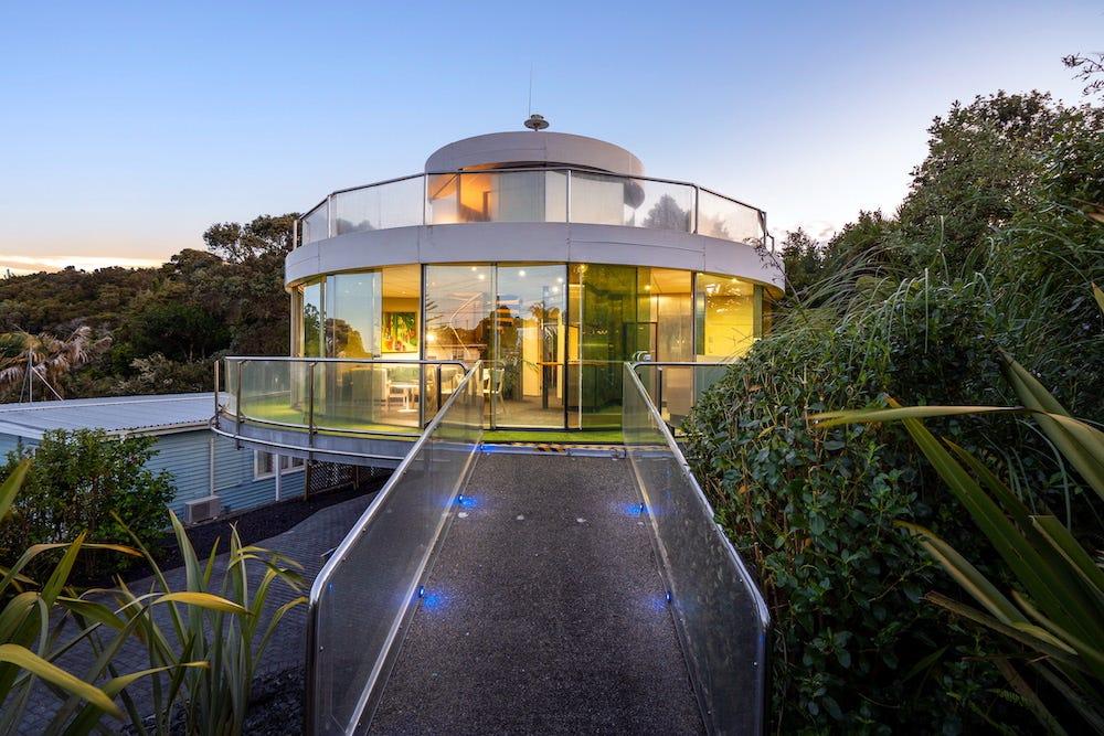 約1億円で売り出し中！ ニュージーランドに建つ、回転するガラスの家「ザ・ライトハウス」