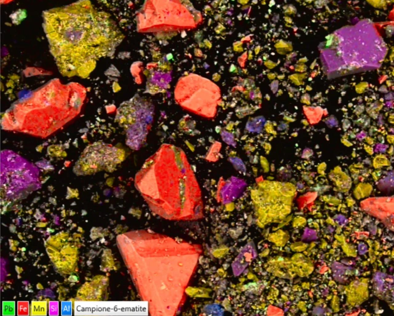 从石缸上拍摄的糊状物的显微照片。根据矿物的种类而着色，如铁为红色，锰为黄色，硅为紫色。
